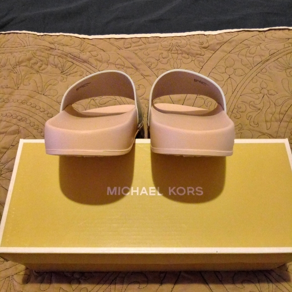 Michael Kors Gilmore Slides - Picture 7 of 10